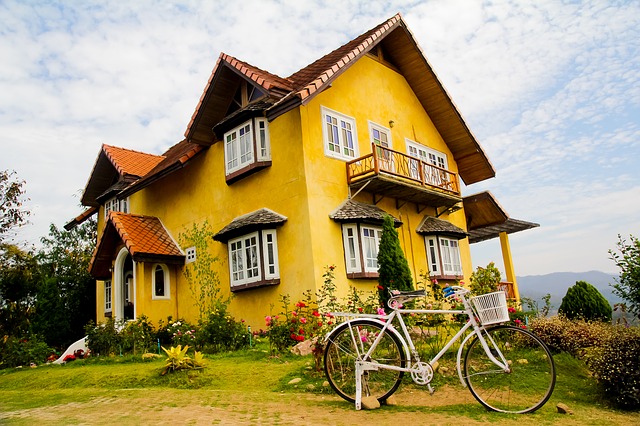 žlutý dům, předzahrádka, kolo