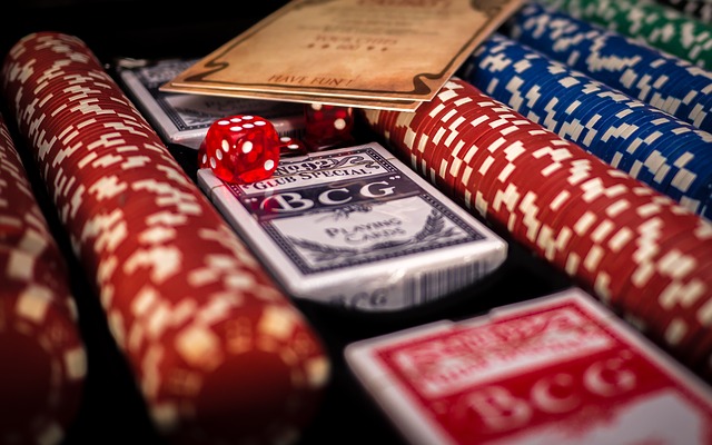 žetony a karty na poker